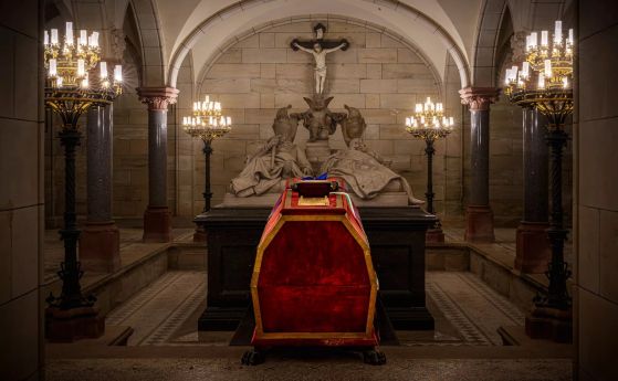 След 76 години: Гвардейци и Шуми Марица за цар Фердинанд, тленните останки на монарха във Врана днес