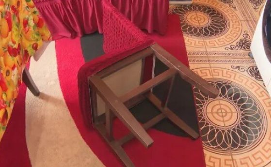 Обърнатите мебели в дома на пострадалата жена 