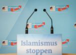 Надпис на трибуна на крайнодясната партия  "Алтернатива за Германия" - "Да спрем ислямистите". 