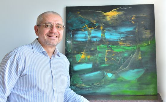 Иво Алексиев пред картината на Диана Дезир „Прегърнати сенки“