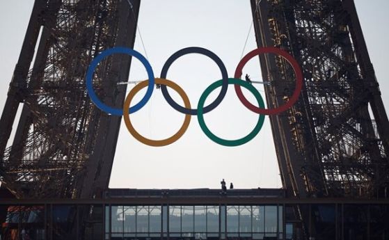 Олимпийските кргове на Айфеловата кула