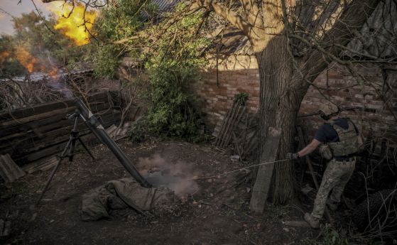 Украински войници обстрелват руски позиции в Донецкия регион
