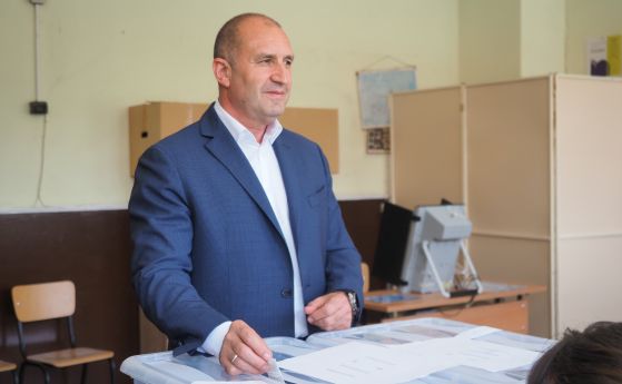 Президентът Румен Радев гласува