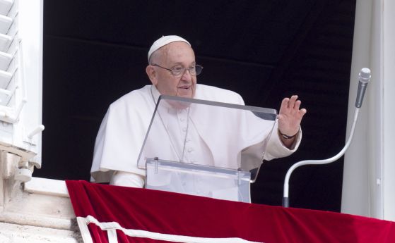 Папа Франциск държи реч пред площада "Св. Петър" във Ватикана