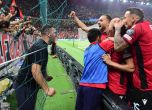 Албанските футболисти празнуват със своите фенове