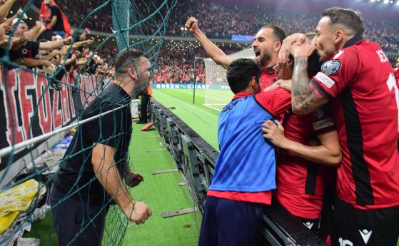 Албанските футболисти празнуват със своите фенове