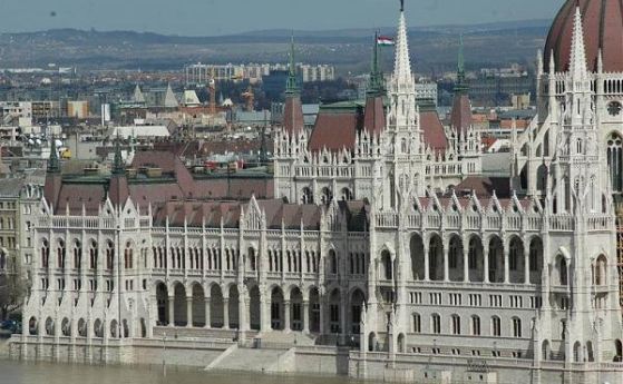 Унгарският парламент.