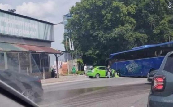 Ударът между автобуса и таксито 
