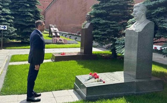 Сръбският вицепремиер се поклони пред бюста на Сталин