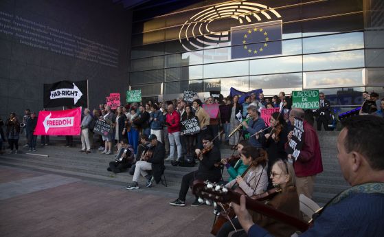 Протестиращи пред сградата на ЕП в Брюксел