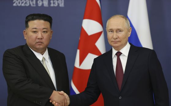 Президентът на Русия Владимир Путини лидерът на Северна Корея Ким Чен-ун се ръкуват при срещата им на руския космодрум 