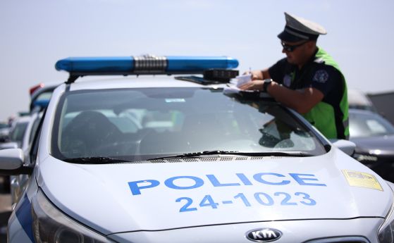 Пиян мъж без книжка се блъсна в полицейска патрулка