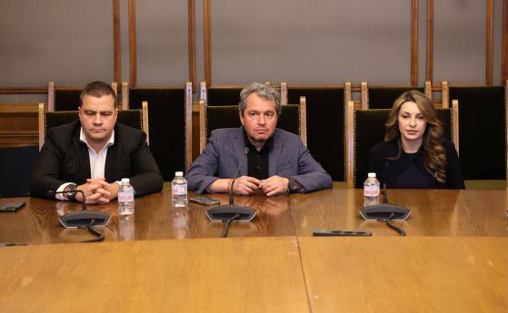 Станислав Балабанов, Тошко Йорданов и Павела Митова преговарят с ГЕРБ в НС