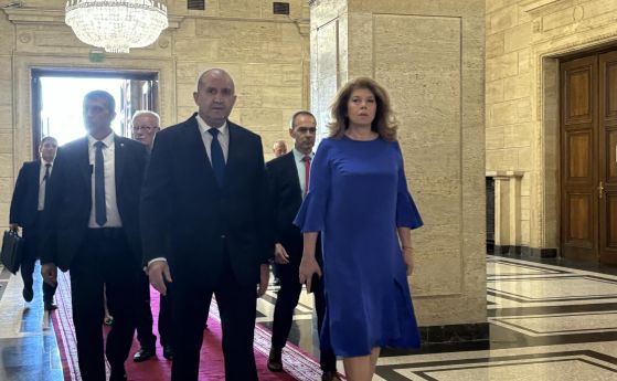 Румен Радев и Илияна Йотова на влизане в парламента