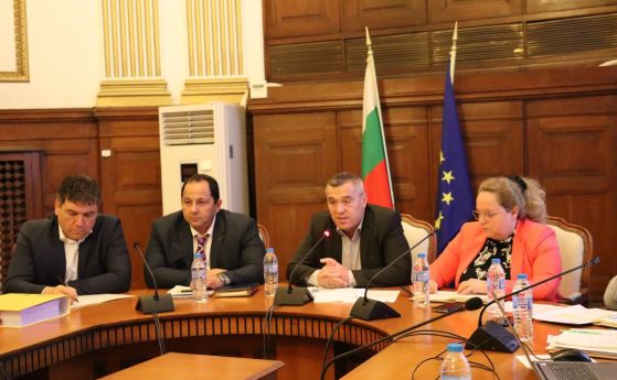 Министър Георги Тахов уточни се срещна с браншови организации на производители