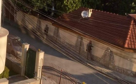 Снайперисти вардят оградата на лидера на ГЕРБ Бойко Борисов пред дома му в Банкя