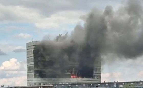 Видеокадрите в интернет показват гъст дим, който се стеле от горните етажи на високоетажния комплекс