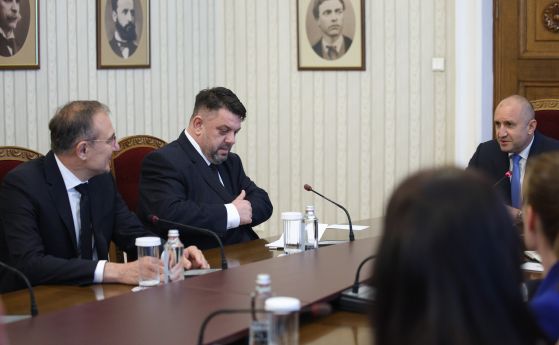 Борислав Гуцанов, Атанас Зафиров и Румен Радев на консултации на Дондуков 2