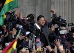 Президентът на Боливия Луис Арсе поздравява свои симпатизанти пред президентския дворец в столицата Ла Пас след опита за държавен преврат срещу него