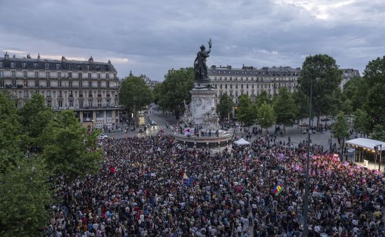 Хиляди протестираха на Площада на републиката в Париж срещу победата на крайната десница