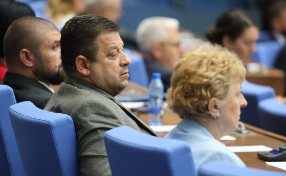Дарин Георгиев, Николай Марков и Виктория Василева в пленарната зала