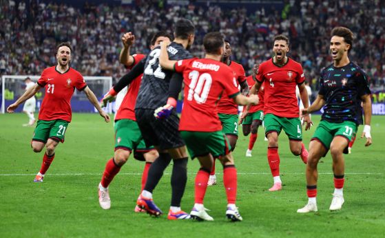 Радостта на отбора на Португалия след победата