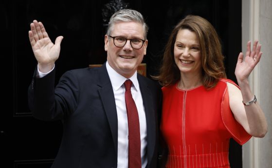 Новият британски премиер Киър Стармър позира със съпругата си Виктория
