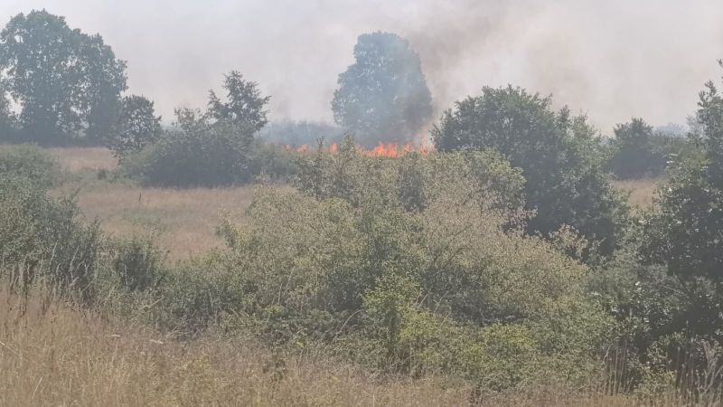 Бушуващият в Ямболско пожар плъзна към българо-турската граница 