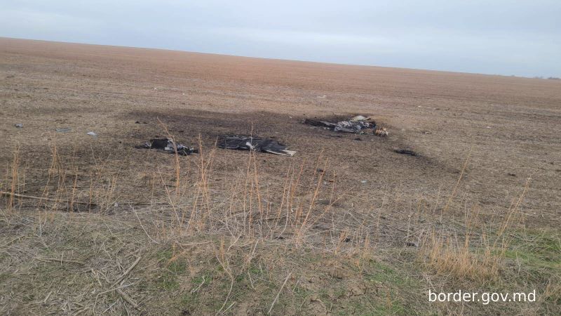 Останките от дрон, който се е разбил близо до Етулия в Молдова в района на украинското пристанище на р. Дунав Измаил. 