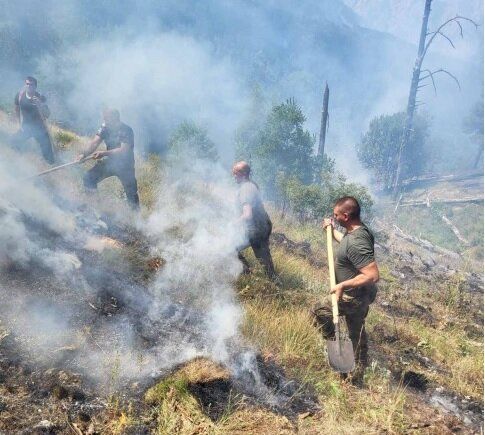 Гасенето на пожара в планината Славянка.