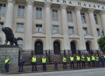 Съдебната палата се пази от полиция по време на протест за смяна на главния прокурор, 2020 г. 