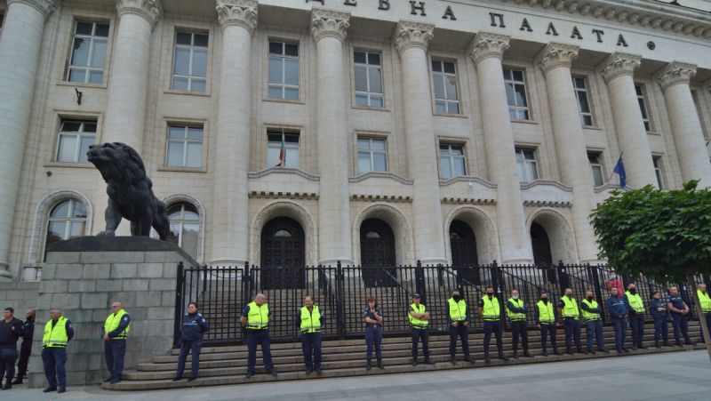 Съдебната палата се пази от полиция по време на протест за смяна на главния прокурор, 2020 г. 