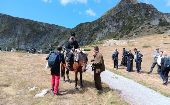 Патриарх Даниил се качи на Седемте рилски езера, за да отслужи водосвет — OFFNews