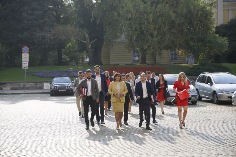 Аглика Виденова (с червената рокля) регистрира БСП за избори от 21 години