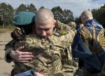 Украинци се поздравяват след освобождаване при размяна на военнпленници между Украйна и Русия