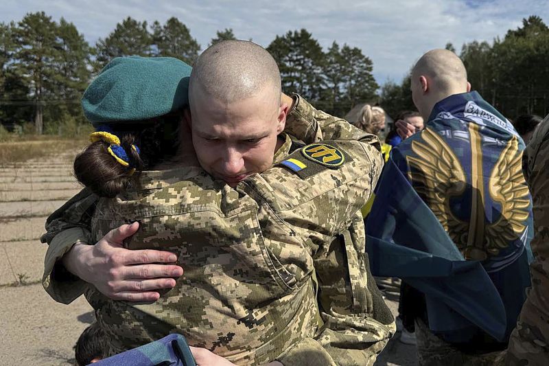 Украинци се поздравяват след освобождаване при размяна на военнпленници между Украйна и Русия