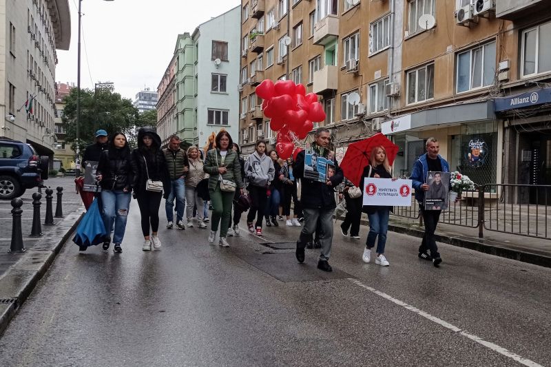 Шествието тръгна тази вечер от сградата на парламента