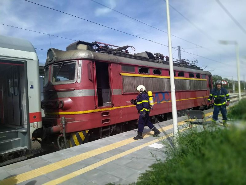 Пожарникари гасят локомотива.