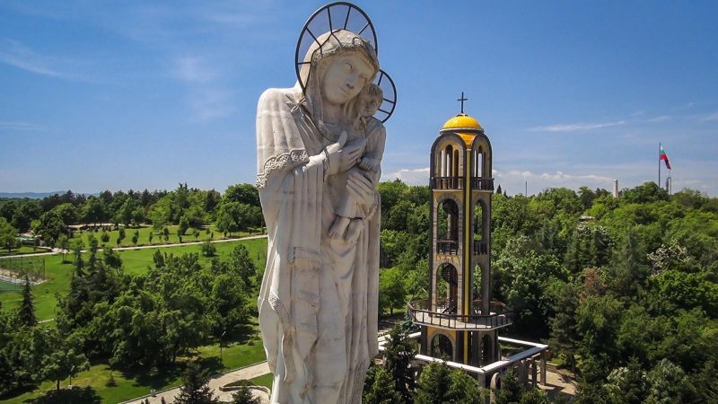 Монументът на Богородица в Хасково