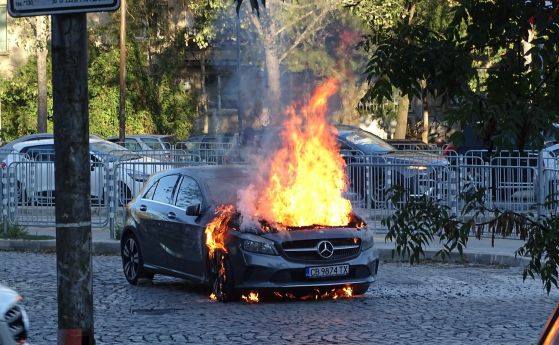 Пожарникари светкавично угасиха горяща кола на столичен булевард (снимки)