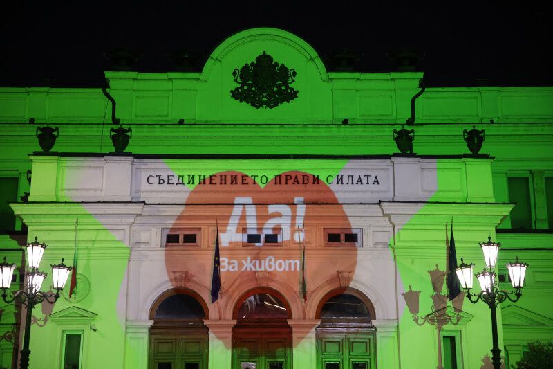 Сградата на НС осветена в зелени светлини