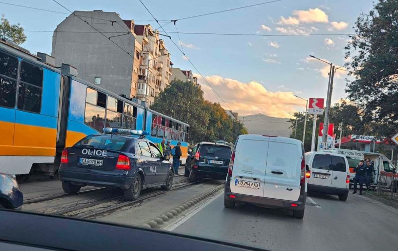 Кола на релсите на булеварда в София