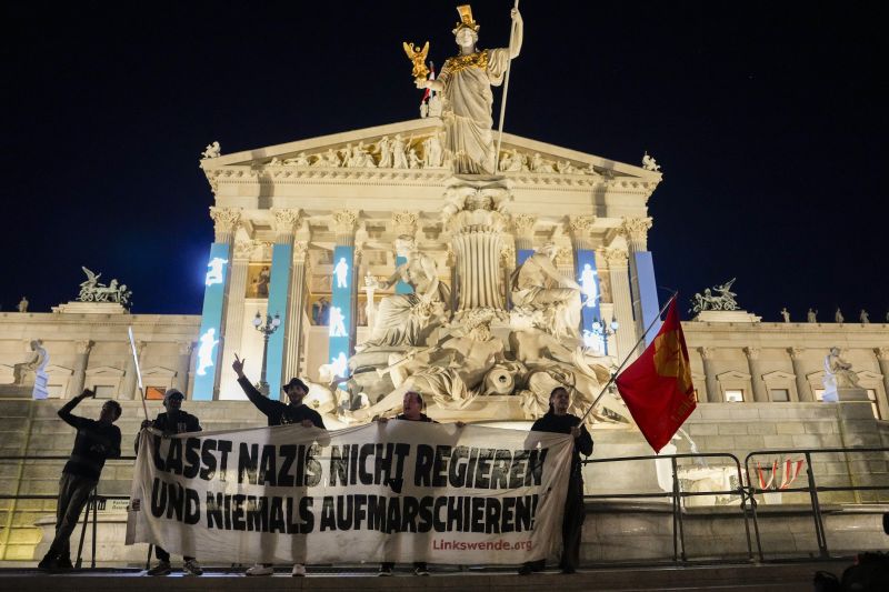 Противници на крайната десница протестират пред сградата на австрийския парламент след победата на крайната десница на парламентарните избори през септември