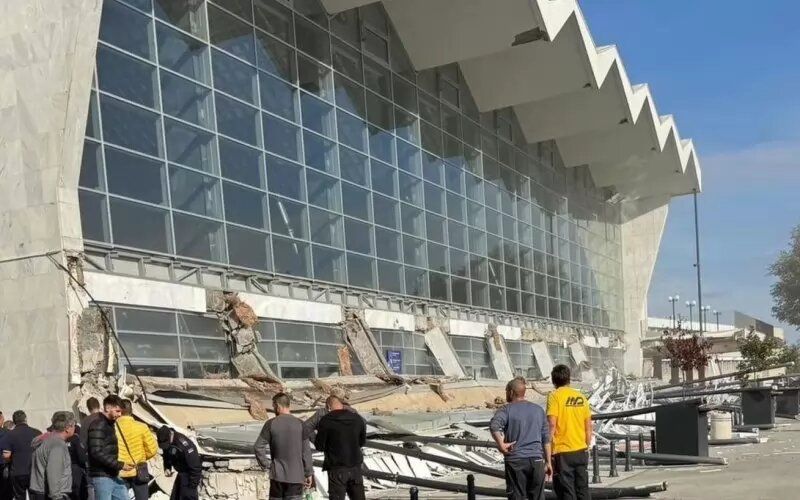 Бетонна козирка рухна на гарата в Нови сад