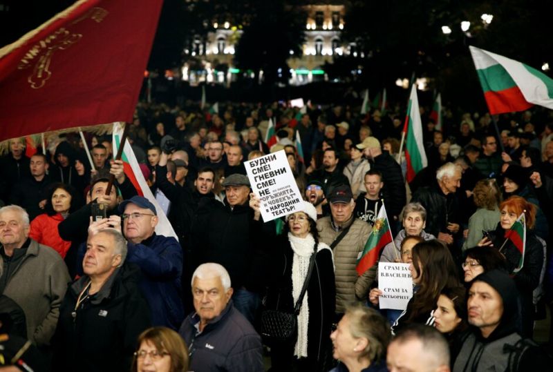 Протестът пред Народния театър 