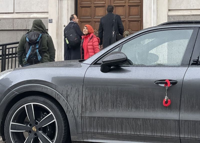 Dissatisfied with Opalchenska’s repairs, they put fluffy handcuffs on Terziev’s jeep