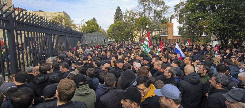 Протестиращи пред сградата на парламента на Абхазия (Грузия)