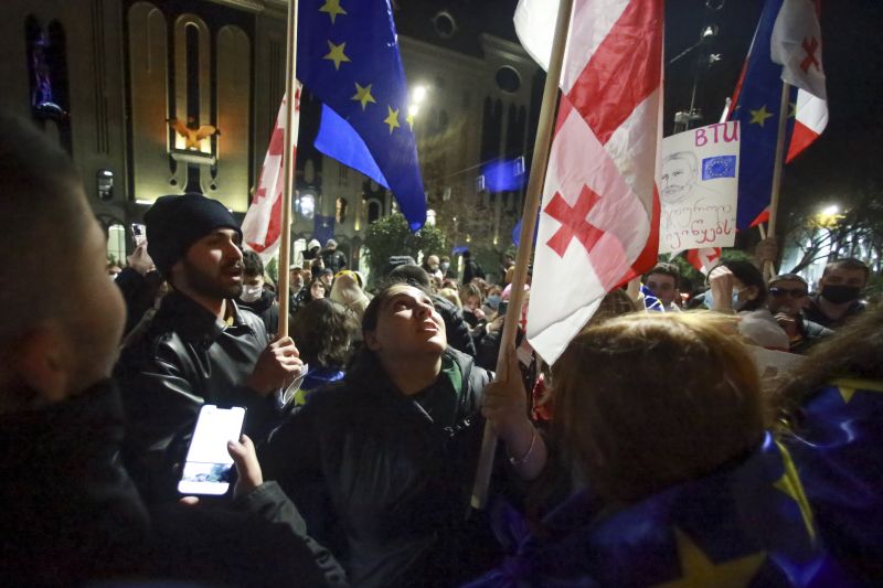 Протестиращите в Тбилиси 