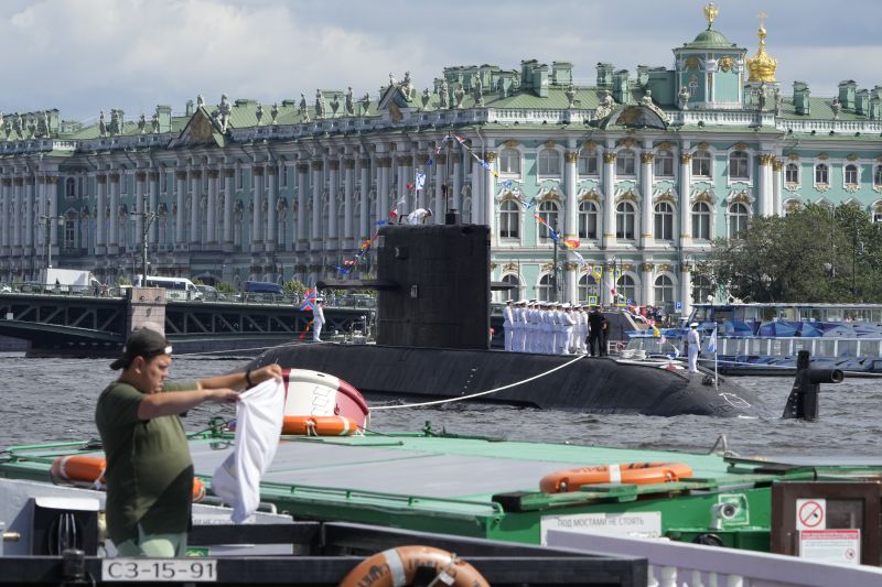 Подводницата ''Санкт Петербург'' в река Нева участва по време на репетиция на военноморски парад в Санкт Петербург, Русия, 19 юли 2023 г. 