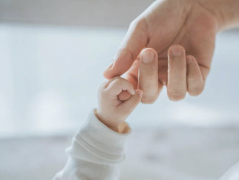 Как се повива бебе с пелени